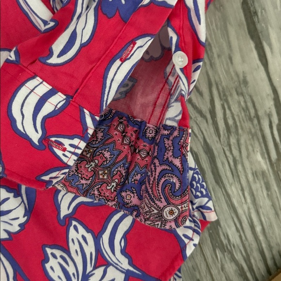 Beautiful flowered button down - Picture 3 of 4